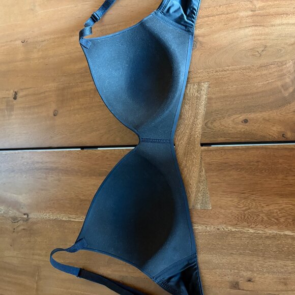 Victoria's Secret Wireless Black Bra 34C/D - Picture 2 of 2